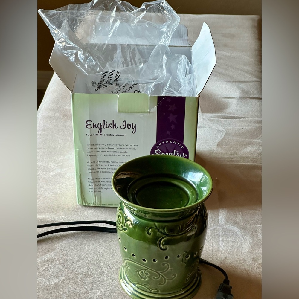 Scentsy English Ivy Wax Warmer Retired Vintage 2010 Dark Green. Tested working